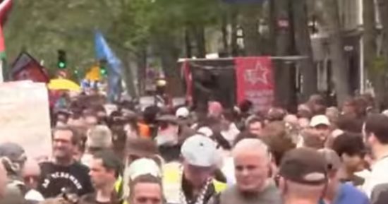 باريس على صفيح ساخن فى عيد العمال.. مسيرة حاشدة وسط إجراءات مشددة.. فيديو