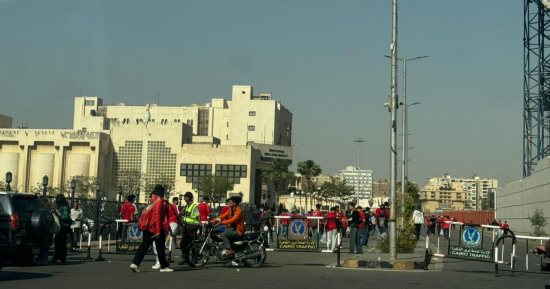 توافد جماهير الأهلى والزمالك على استاد القاهرة.. صور
