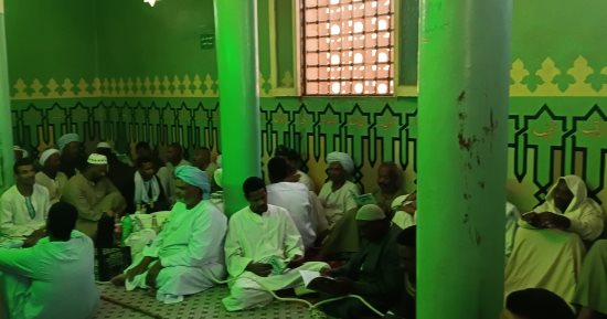 استمع لقراءة البردة من مقام العارف بالله مصطفى عبد السلام بإدفو.. مباشر