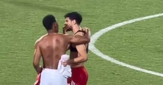 بن رمضان يتبادل قميصه مع الجزيرى بعد مباراة الأهلى والزمالك