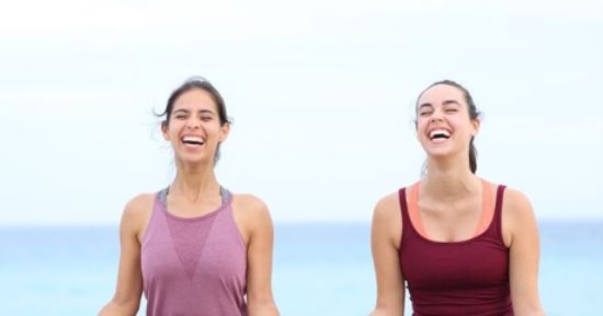 اليوم العالمى للضحك.. اعرف فوائد يوجا الضحك على صحتك وتمارينها