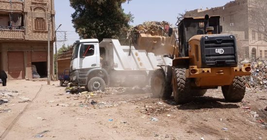 رفع 130 طن من القمامة والمخلفات الصلبة والأتربة بـ8 قرى بسوهاج