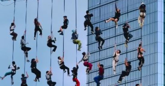 فرقة إسبانية تقدم عرضا جويا يتحدى الجاذبية ويمزج الرقص بالتكنولوجيا
