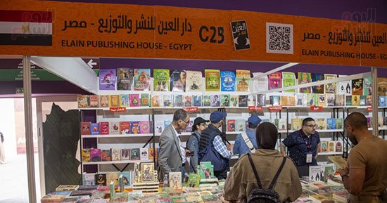 معرض الرباط للكتاب بالمغرب يجذب عشاق الثقافة والأدب من مختلف الأجيال