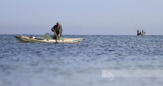 ارمى الشباك يا مراكبى وسيب الرزق على الله.. صيادو غزة يتحدون الحصار