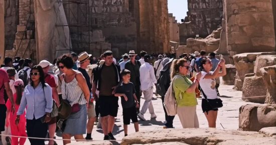 معابد الكرنك التاريخية وصالة الأعمدة الكبرى تجذب سياح العالم.. صور