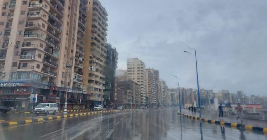 تأخر الشتاء ليقتطع أياما من الربيع على غير المعتاد.. تقلبات حادة بالإسكندرية وانخفاض الحرارة 7 درجات.. هطول أمطار متوسطة ورياح تصل سرعتها 70 كم/ الساعة مع اضطراب حالة البحر.. والصرف الصحى تنشر المعدات والسيارات