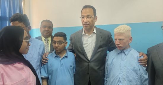 وزير الاتصالات يوجه بربط مدرسة للمكفوفين بالألياف الضوئية والجيل الخامس 