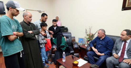محمود الخطيب يزور مشجع الأهلي ويطمئن على حالته الصحية