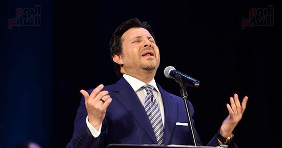 منى عبد الغني تنهار على الهواء: خبر رحيل هاني شاكر جاء صادمًا ومؤلمًا