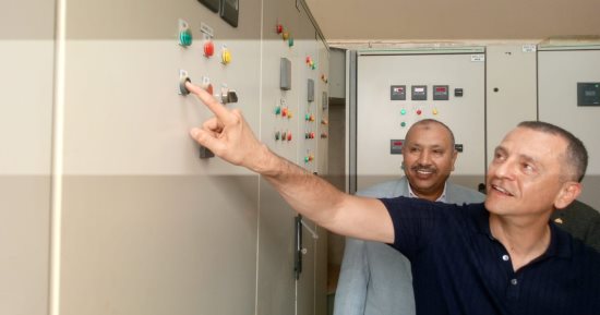 حياة كريمة.. محافظ أسوان يشهد التشغيل التجريبى لمحطة معالجة صرف الرمادى