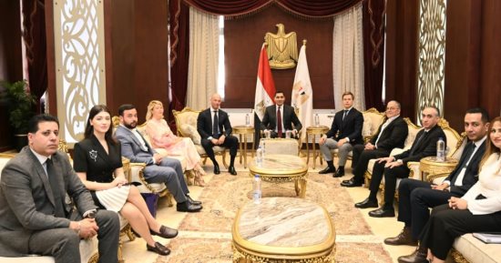 وزير الرياضة يلتقي نائب رئيس الأولمبية الروسية ورئيس مجموعة ماراثون