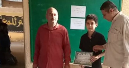 الطالب محمد عماد يحصد لقب الطالب المثالي على مستوى إدارة ههيا التعليمية