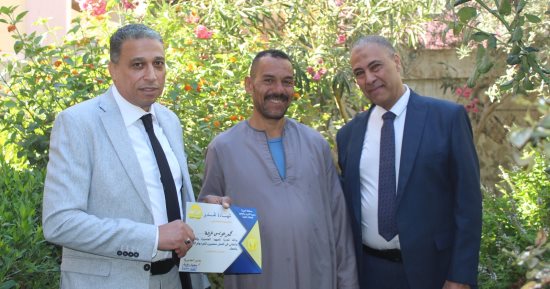 مدير تعليم الجيزة يكرم عامل خدمات حول حديقة مدرسة فى أبو النمرس للوحة فنية