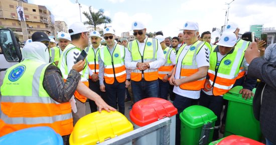 محافظ كفر الشيخ يتفقد منظومة الحاويات الحديثة للقمامة.. صور
