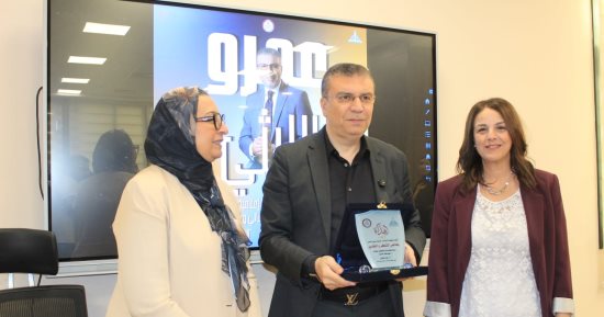 تكريم الإعلامى عمرو الليثى بإعلام عين شمس باحتفالية "من واحد إلى ملايين"