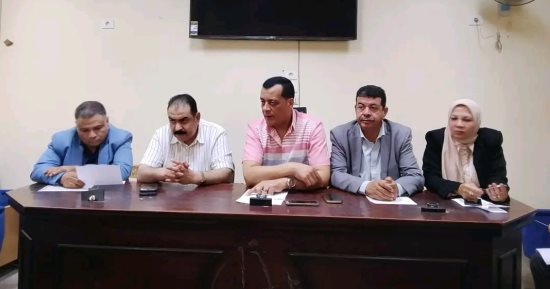 مدير تعليم سوهاج يناقش الاستعدادات لامتحانات نهاية العام الدراسى