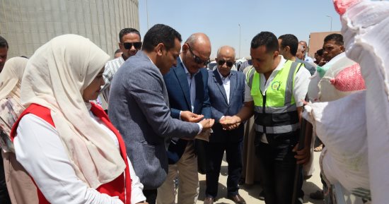 محافظ السويس يتفقد صوامع عتاقة خلال موسم حصاد القمح
