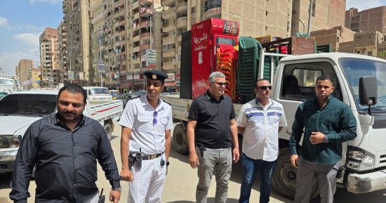 تشميع 11 منشأة مخالفة ورفع إشغالات الشارع خلال حملة بالطالبية.. صور