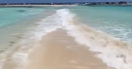 شاطئ باجوش أشهر معالمها.. سيدى حنيش منطقة فريدة على ساحل البحر بمطروح.. بكارة الطبيعة وسحرها تشبه الخيال.. تحولت لمركز للسياحة الداخلية والخارجية.. والسنوات الأخيرة شهدت إقامة منشآت فندقية ومنتجعات فاخرة.. صور