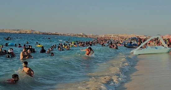 شاطئ مطروح العام أكبر شواطئ المدينة.. يقع على الكورنيش بطول حوالي كيلو متر بجوار مرسى اليخوت