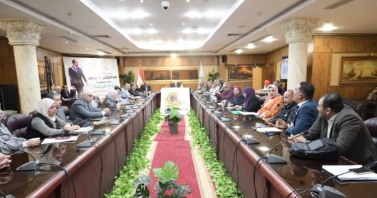 محافظ الغربية يعقد اجتماعا مع مصنعي لمبات الليد بقرية شقرف