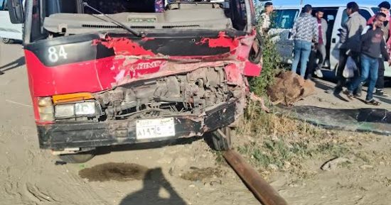 اصطدام أتوبيس بمدخل محل عقار  فى جسر السويس