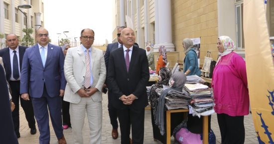 محافظ القاهرة ورئيس جامعة العاصمة يفتتحان معرض الحرف التراثية بالجامعة الأهلية