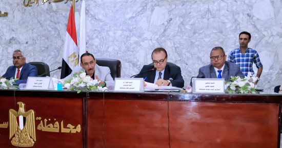محافظ سوهاج: منع الإجازات لجميع القيادات التنفيذية حتى انتهاء أعمال الموجة 29