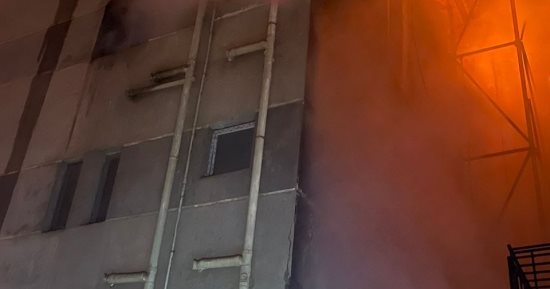 بدء عمليات التبريد داخل مصنع آثاث منزلى فى القطامية لمنع تجدد النيران