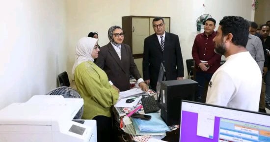 محافظ الوادي الجديد تتابع منظومة العمل بوحدة تقنين أراضي الدولة