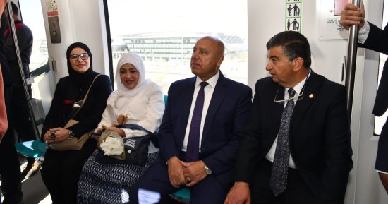 وزير النقل يستقل المونوريل للذهاب إلى العاصمة الإدارية أول أيام تشغيله 
