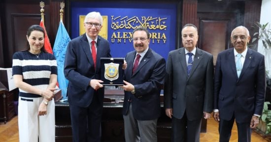 تفاصيل استقبال جامعة الإسكندرية سفير بيرو لبحث تعزيز التعاون الأكاديمى والبحثى