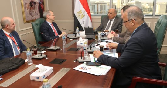 وزير الكهرباء يبحث مع مسئولى شركة الكازار الاماراتية مستجدات مشروعات طاقة الرياح