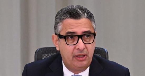 وزير التموين يكشف لـ اليوم السابع أسباب التحول من الدعم العينى إلى النقدى.. شريف فاروق: المواطن حر فى اختيار السلع وفقا لاحتياجاته.. لن نلزم أحدا بمنتجات محددة.. وندرس بدء التطبيق بداية العام المالى المقبل