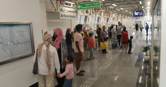 زحام بمحطة «المستشفى الجوى» لمونوريل شرق النيل فى ثانى أيام تشغيله المجانى
