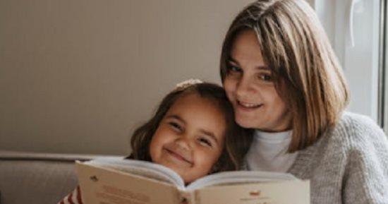 إزاى تخلى طفلك يحب القراءة ويبعد عن الموبايل؟.. 4 خطوات هتساعدك