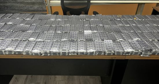 ضبط راكبة بمطار القاهرة حاولت تهريب 2400 شريط دواء يستخدم فى الإجهاض