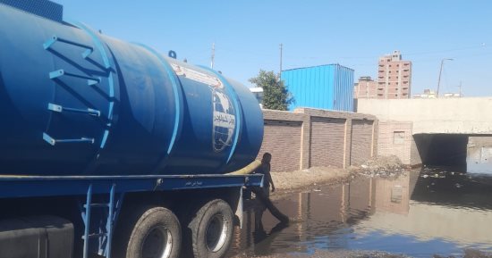 مياه الغربية تتدخل لحل مشكلة طفح المصرف المغطى بنفق أبو دراع بالمحلة 