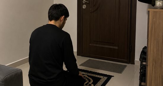 هل أقطع الصلاة عند طرق الباب بشدة؟.. أمين الفتوى يجيب
