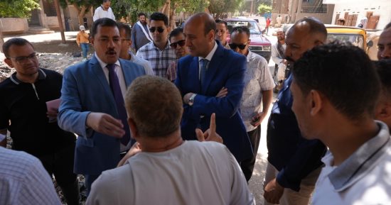 محافظ أسيوط يصطحب مواطنا لموقع شكواه ببنى قرة ويحيل رئيس القرية للتحقيق