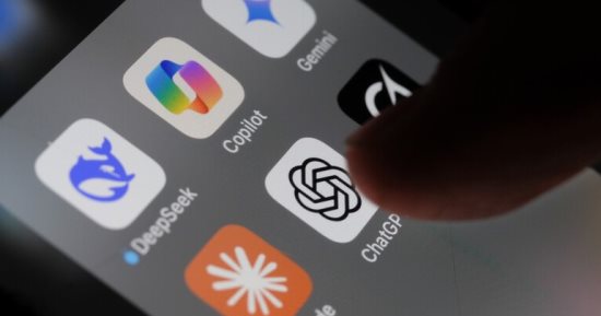 خلال التخرج.. طالب يتباهى باستخدام شات جى بى تى فى الامتحانات.. فيديو