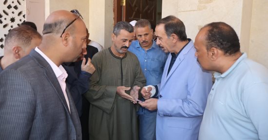 محافظ سوهاج يلتقى عددا من المواطنين ويستمع إلى مطالبهم