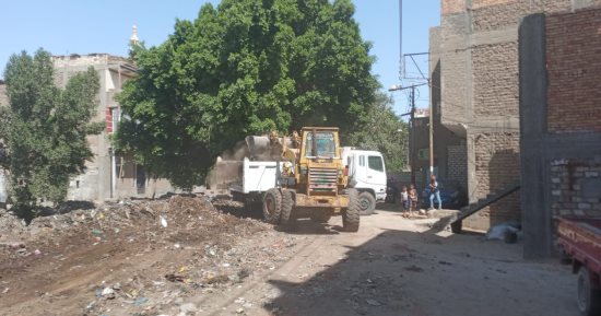 محافظ أسيوط: رفع 200 طن مخلفات ونواتج تطهير ترعة بني قرة بالقوصية