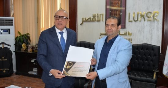 محافظ الأقصر يكرم وكيل وزارة العمل لجهوده خلال فترة عمله