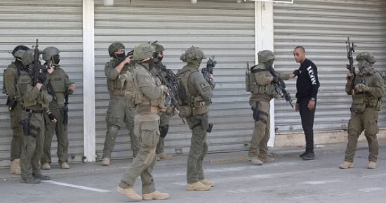اغتصاب الفلسطينيين بسجون إسرائيل.. مقال بنيويورك تايمز يرصد المأساة
