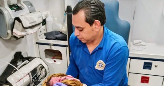 ولادة داخل سيارة إسعاف بالمنيا.. مسعف وسائق ينقذان سيدة أثناء نقلها للمستشفى