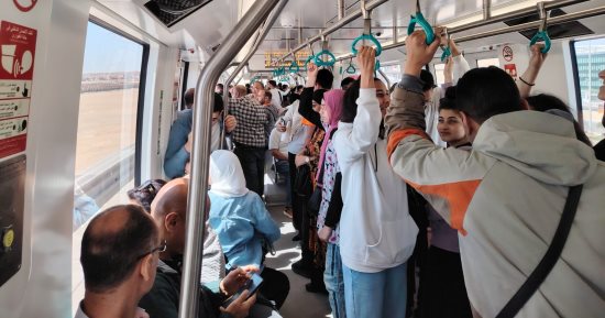 إقبال كبير على محطة مدينة العدالة فى ثالث أيام تشغيل المونوريل.. صور