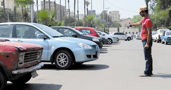 مافيا «السايس المزيف» تطارد أصحاب السيارات.. قبضة الأمن تضرب «بلطجة منادى العربيات».. مواجهات حاسمة مع منتحلى الصفة.. وعقوبات رادعة تنتظر المخالفين.. والهدف القضاء على «إتاوة أجرة الركنة»