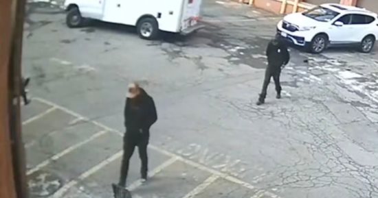 3 أشخاص يواجهون السجن 30 عاما بعد سطوهم المسلح على شاحنة تنقل منتجات أبل